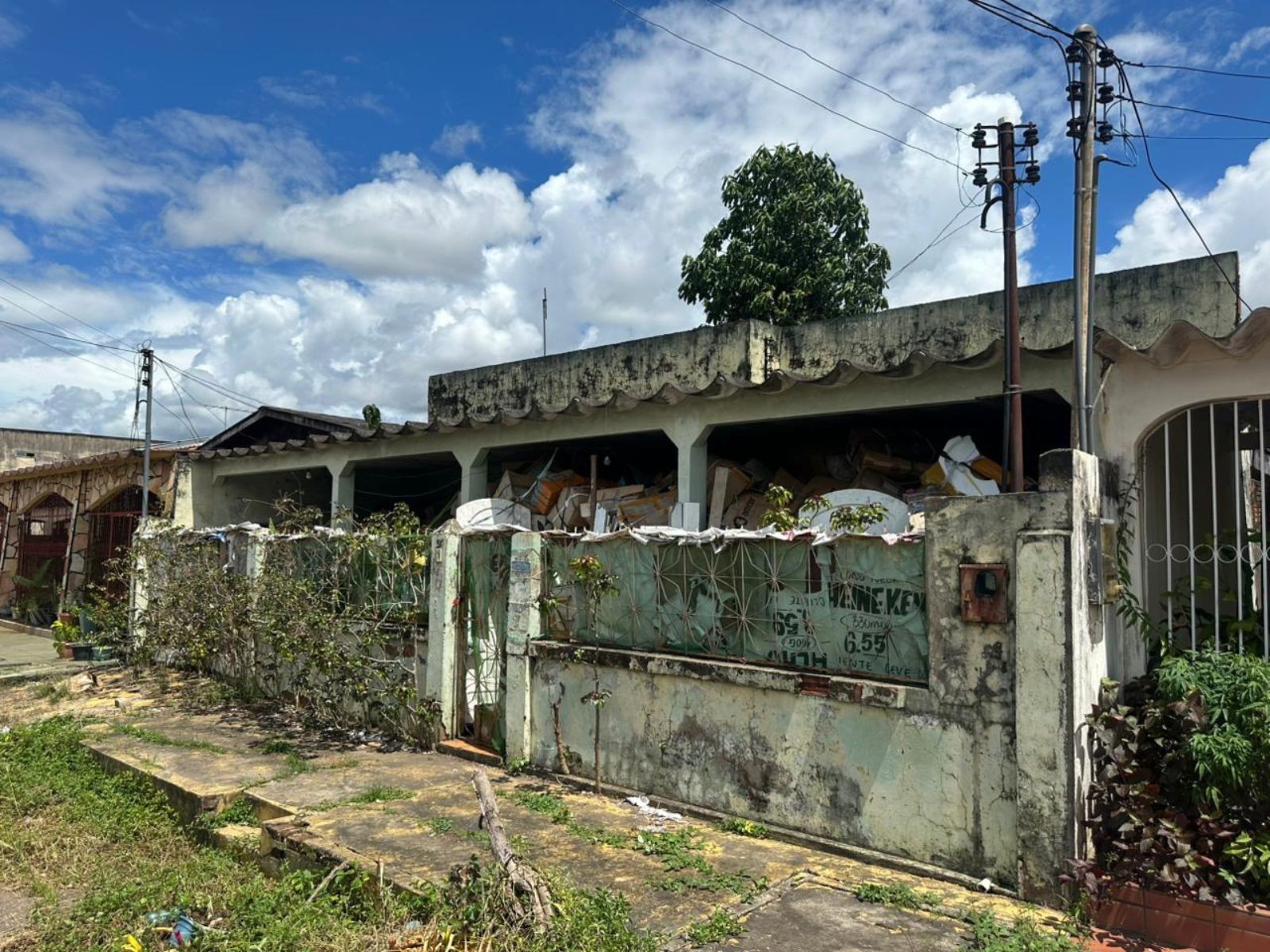 Moradores reclamam de vizinho que acumula lixo e entulho em casa no Acre: 'Extremamente insalubre'