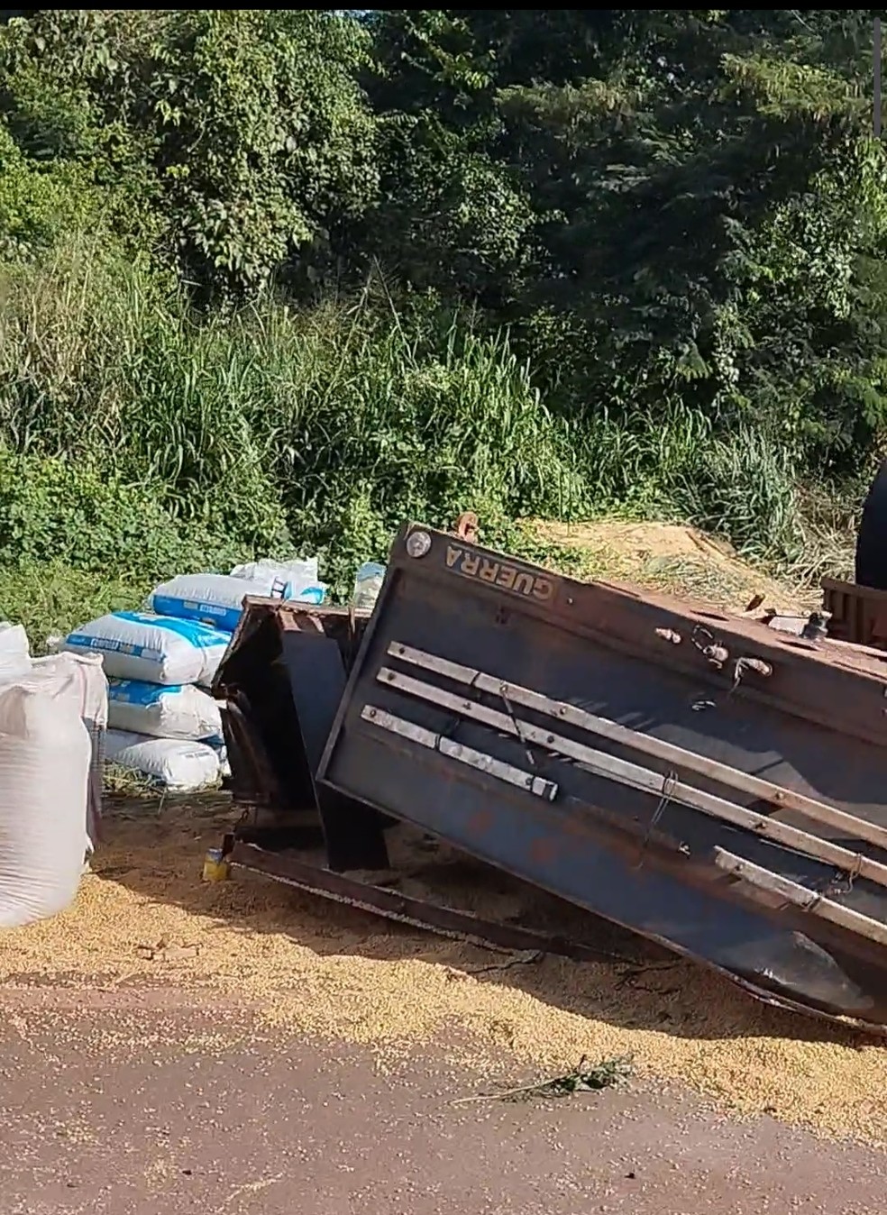 Dois caminhões carregados de soja tombam na BR-222, no Maranhão — Foto: Divulgação
