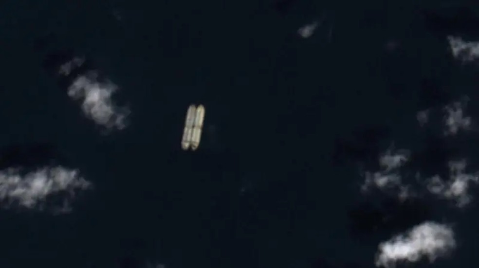 Imagem de satélite mostra o petroleiro Gale (Beeta) recebendo uma carga de petróleo iraniano em uma operação ship to ship. — Foto: Copernicus Sentinel 2 via BBC