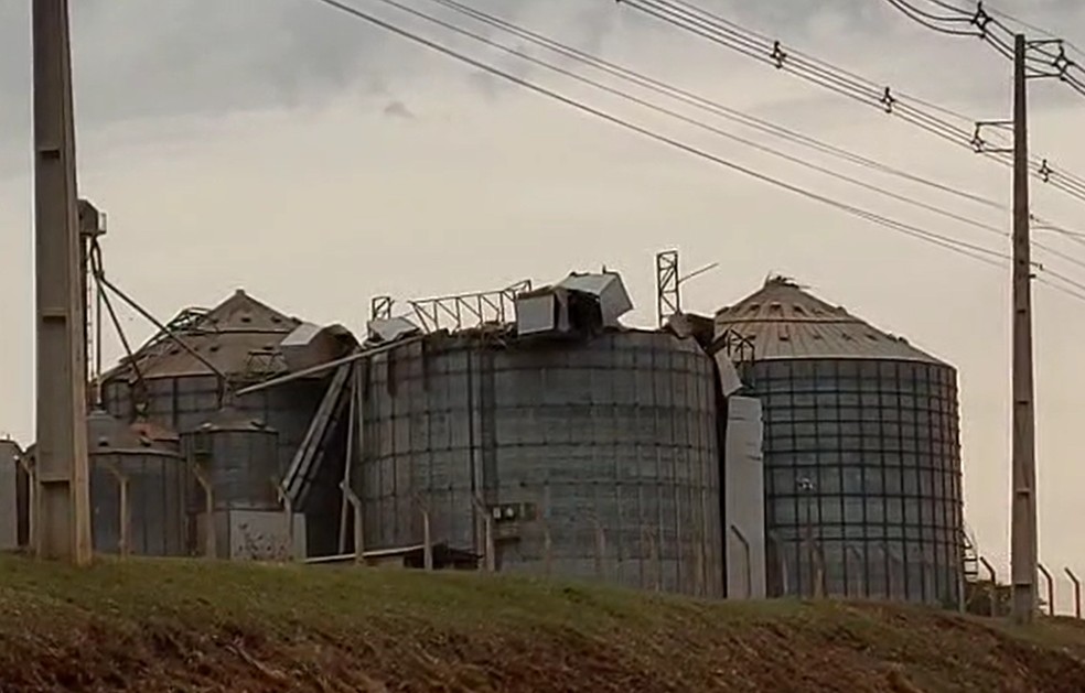 Silo de empresa fica danificado durante temporal, entre Ibiporã e Sertanópolis. — Foto: Rogério Pinheiro/RPC