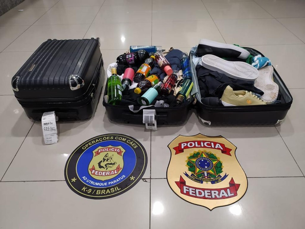 Paulista de 20 anos é preso pela Polícia Federal após ser flagrado transportando cocaína diluída em líquidos, em embalagens inseridas em duas malas despachada no Aeroporto de Fortaleza. — Foto: Polícia Federal/ Divulgação