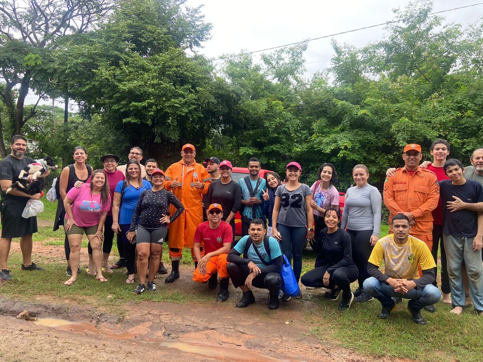 Grupo é resgatado por bombeiros após ficar ilhado em cachoeira do Ceará. — Foto: Corpo de Bombeiros/Reprodução