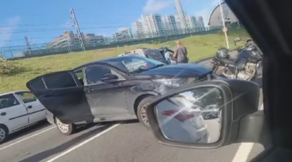 Troca de tiros durante perseguição policial deixa ao menos duas pessoas feridas na principal avenida de Salvador — Foto: Reprodução/TV Bahia