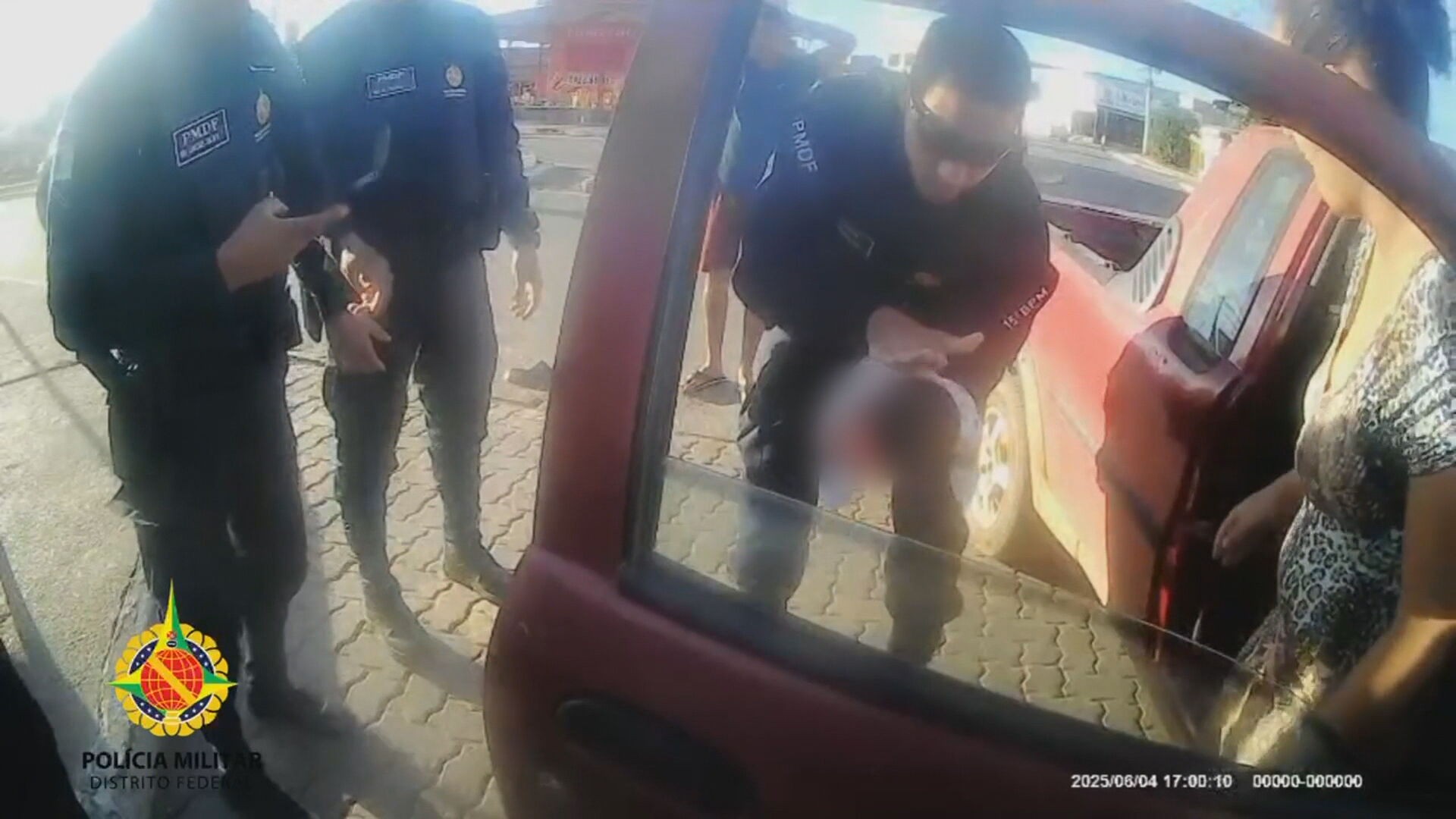 VÍDEO: policial militar salva bebê que estava inconsciente após engasgo