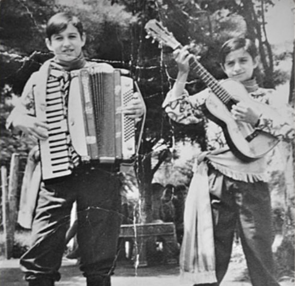 Airton Machado (com a gaita) e o irmão Ivonir (com violão) — Foto: Reprodução/Revista Garotos de Ouro