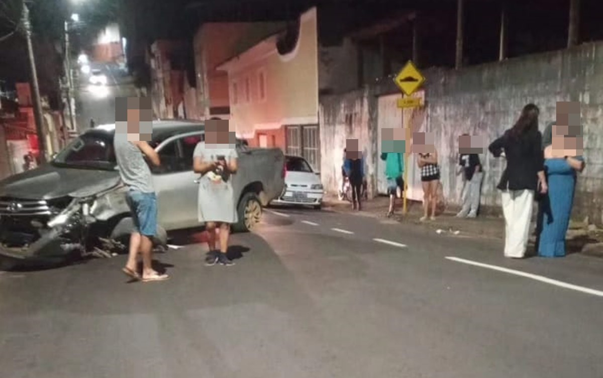Homem atropela pedestre, foge e é preso após ser perseguido por moradores e bater carro em MG