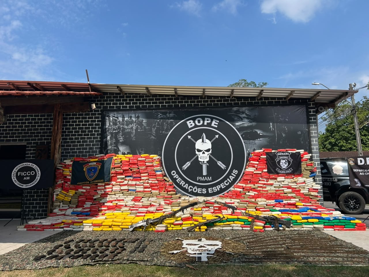 Polícia apreende 4,5 toneladas de skunk e armamento de guerra após troca de tiros no Amazonas