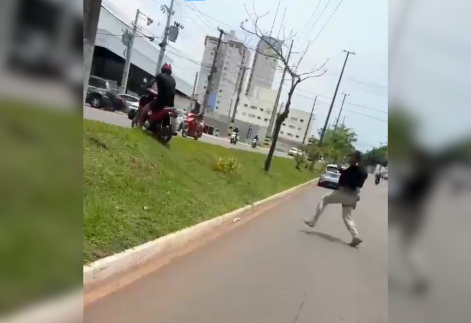 Agente da PRF tem queda em via ao perseguir motociclista a pé após ordem de parada no TO; VÍDEO