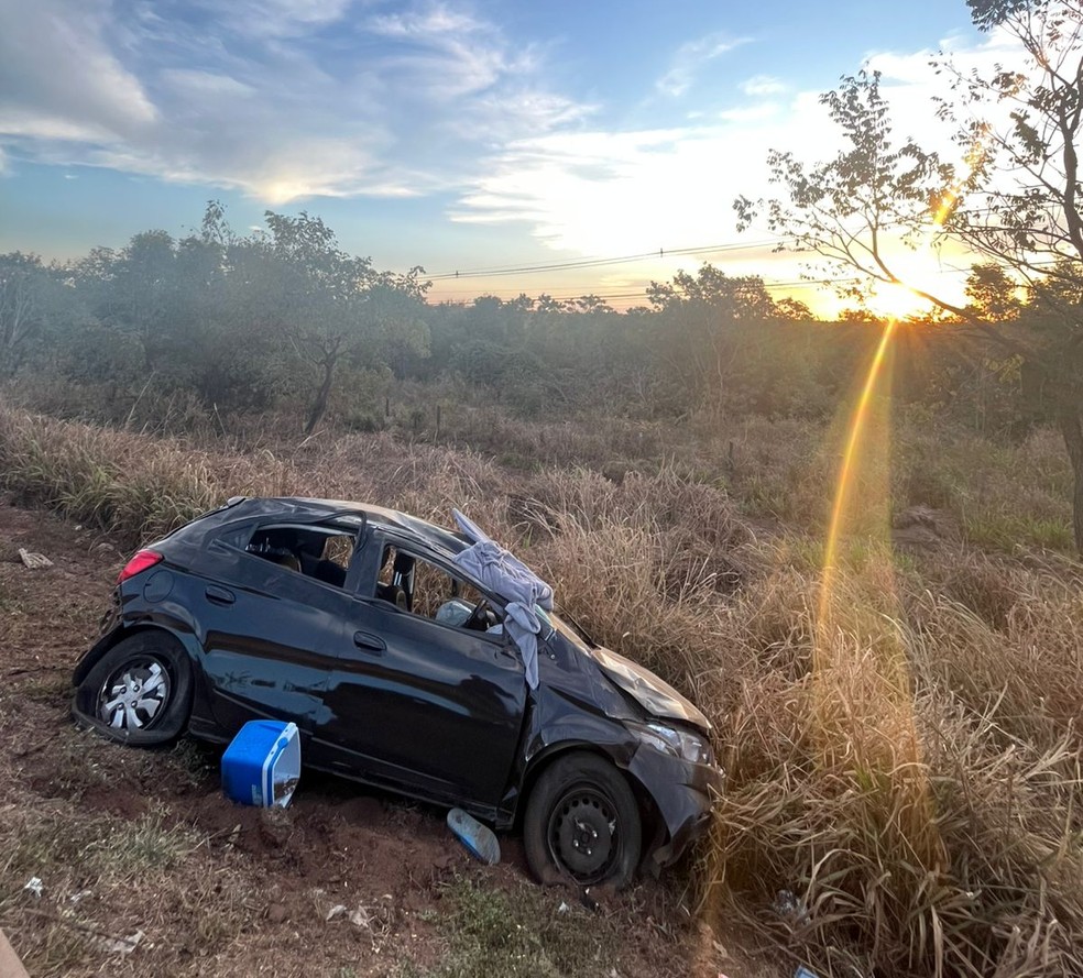 Devido ao capotamento, duas pessoas morreram e três ficaram feridas — Foto: PRF 