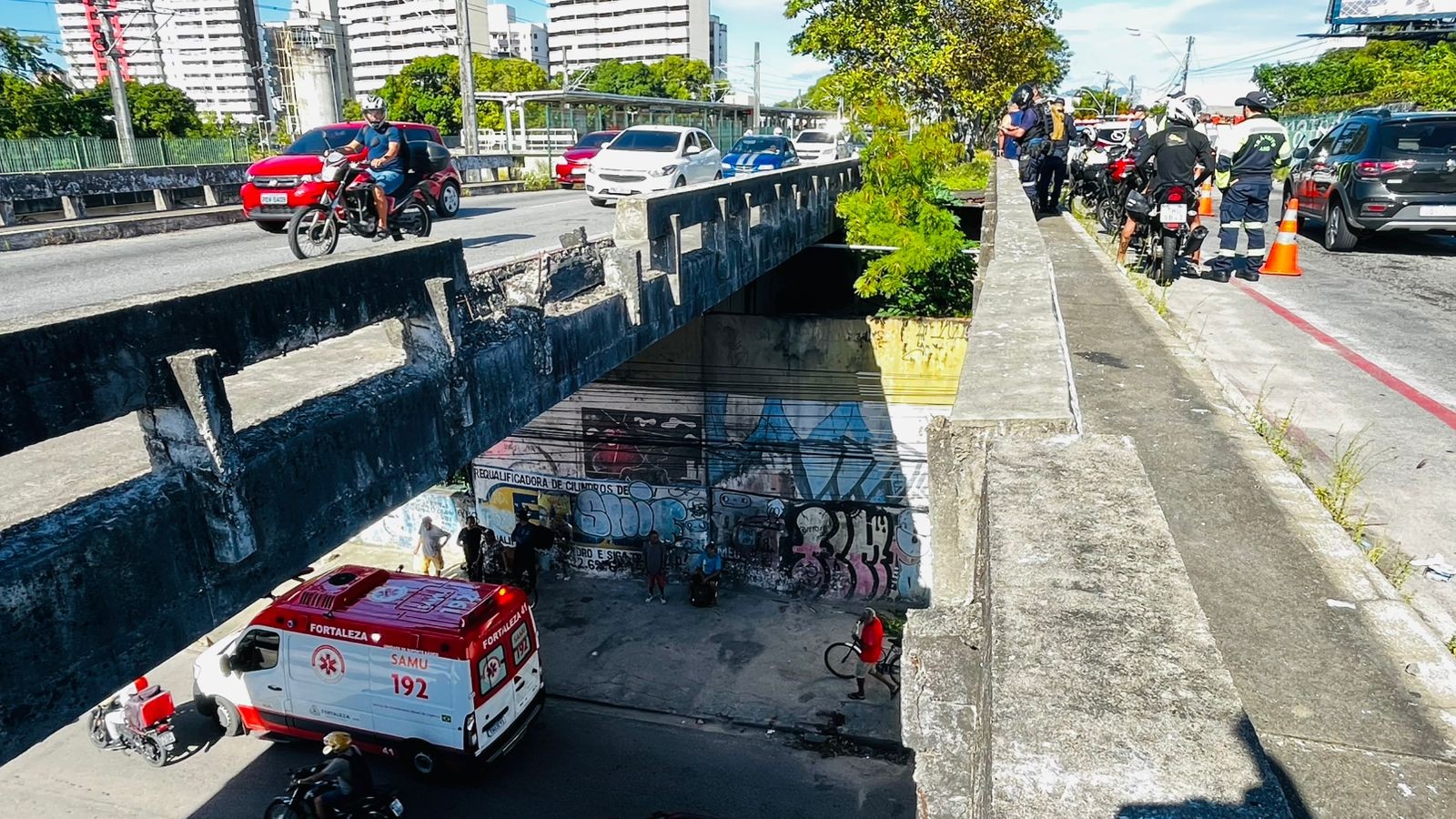 Motociclista cai de viaduto em Fortaleza após acidente