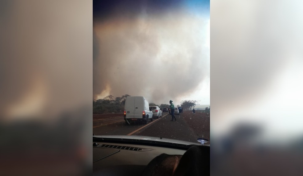 Trecho da Rodovia Armando Sales Oliveira sentido Paulo de Faria (SP) que foi interditada pela Polícia Rodoviária Estadual (PRE) — Foto: Arquivo pessoal