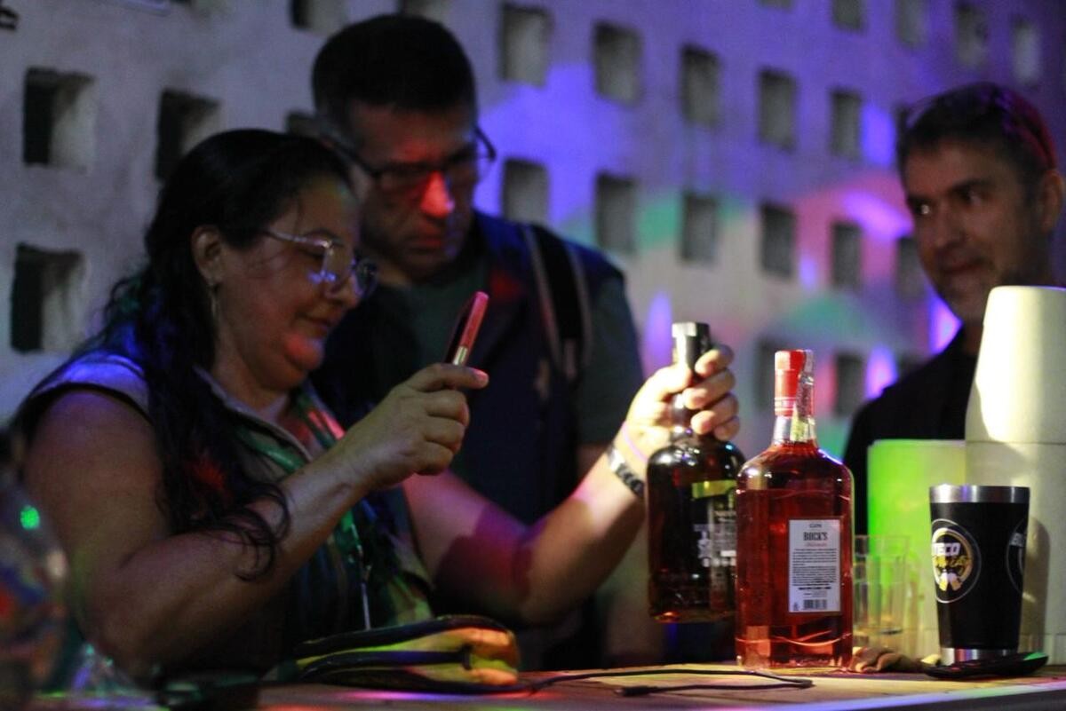 Urgente! Bares e adegas em Manaus são alvos de operação: bebidas vencidas e adulteradas apreendidas!