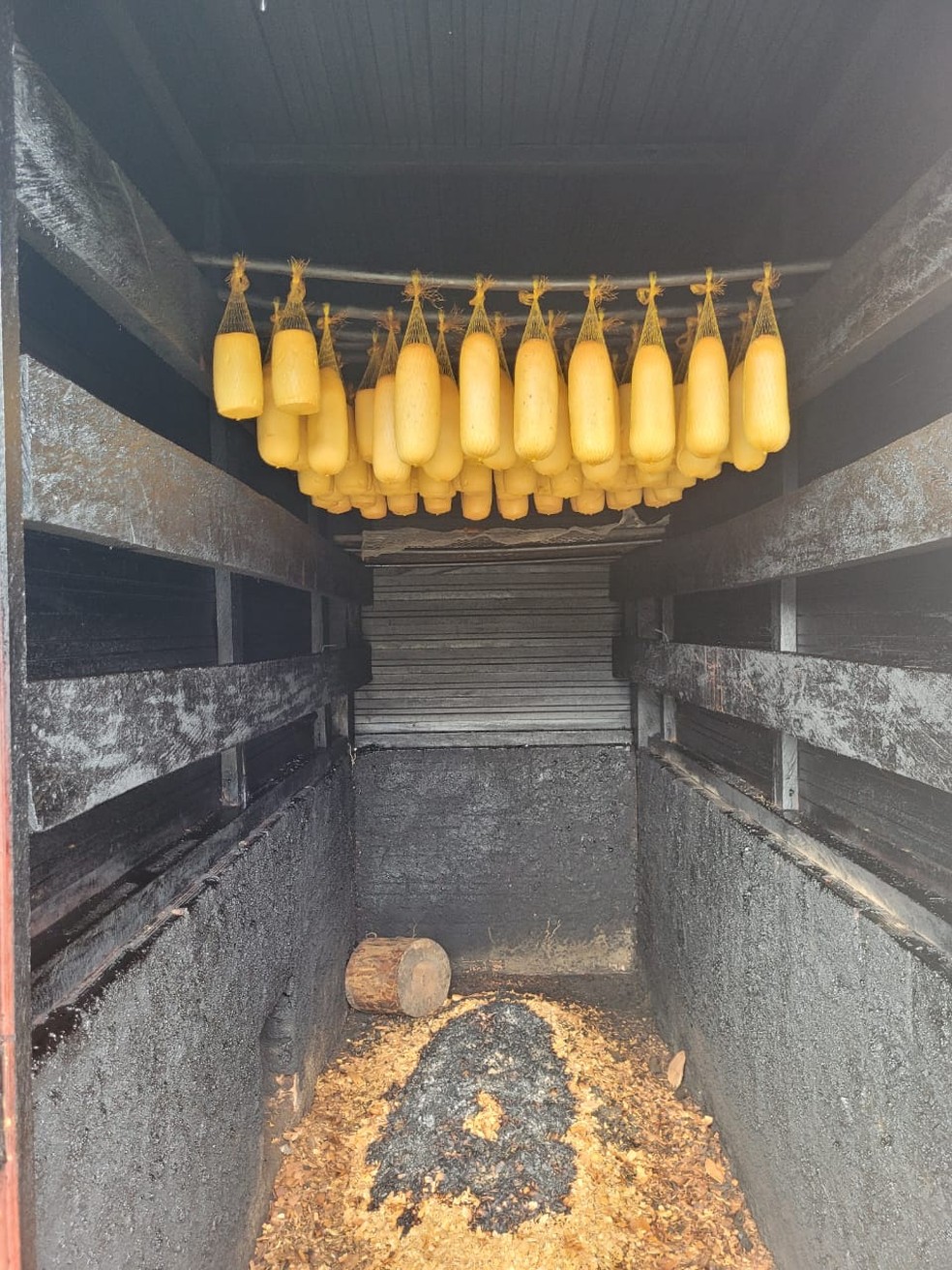 Queijo provolone sendo defumado em uma agroindústria de Rondônia — Foto: Leiliane Byhain/Rede Amazônica