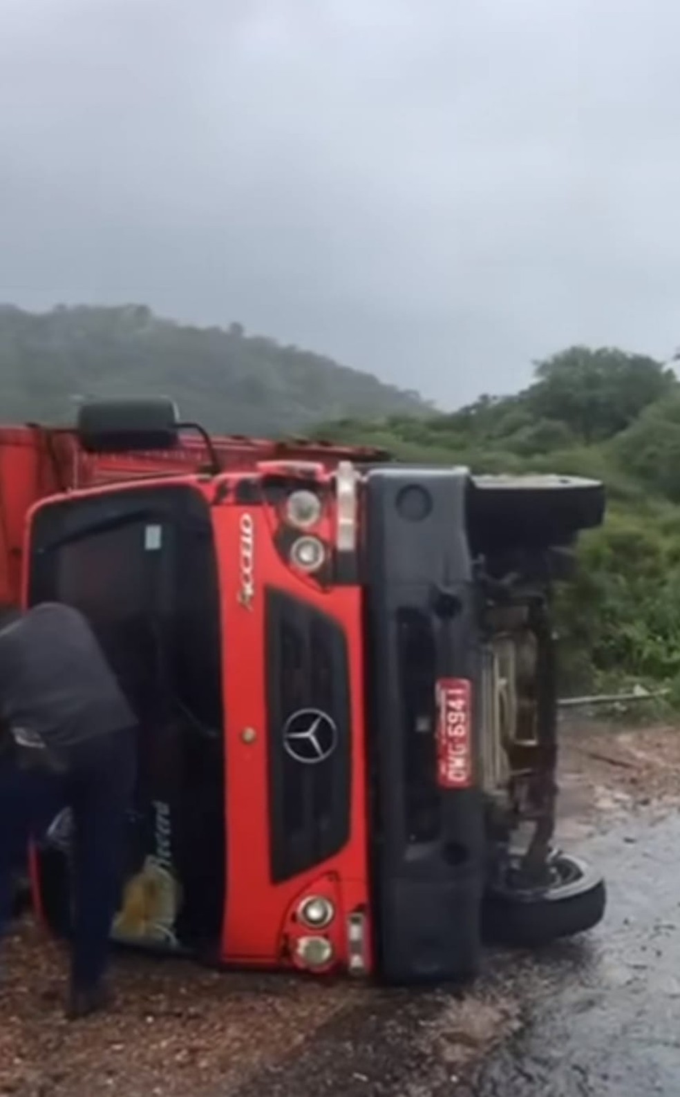 Caminhão de boiadeiro tomba na tarde desta quarta-feira (10), na Serra de Teixeira — Foto: Reprodução/TV Paraíba