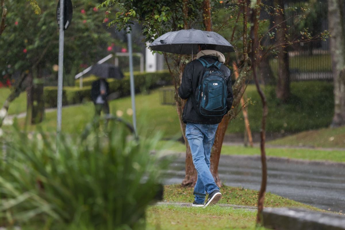 Frente fria trará chuva para o Paraná neste fim de semana e temporais poderão ser registrados em algumas regiões; veja quais 