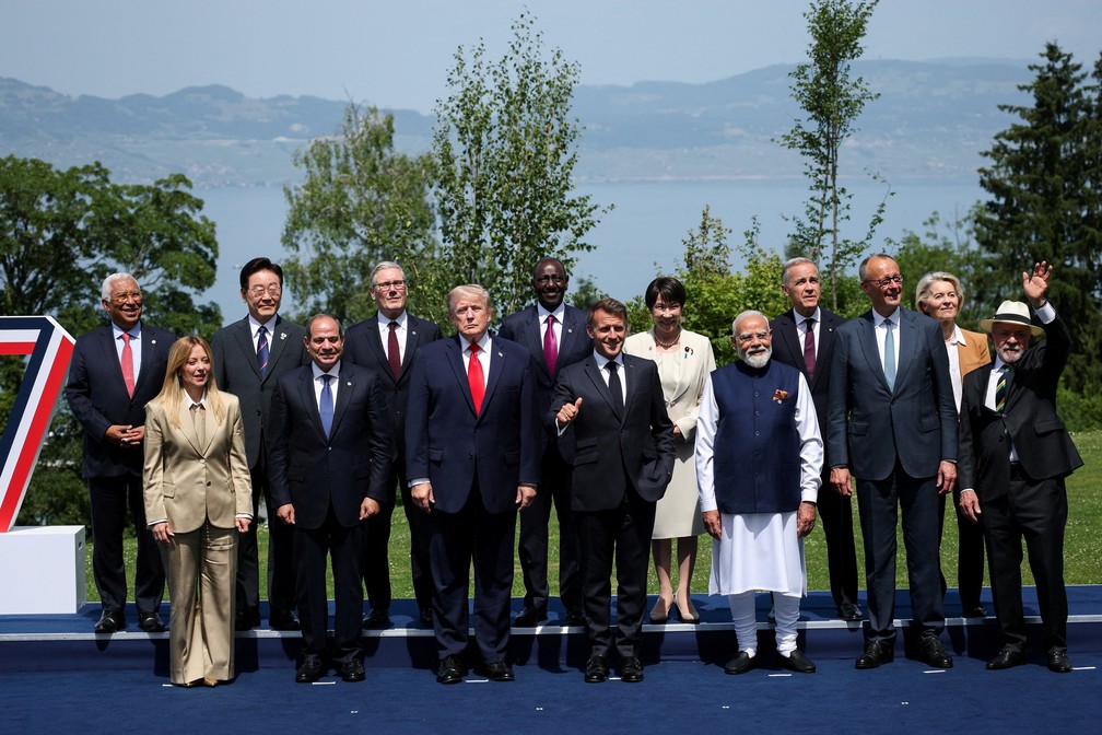 Foto oficial da cúpula do G7 na França. — Foto: Reuters/Isabel Infantes