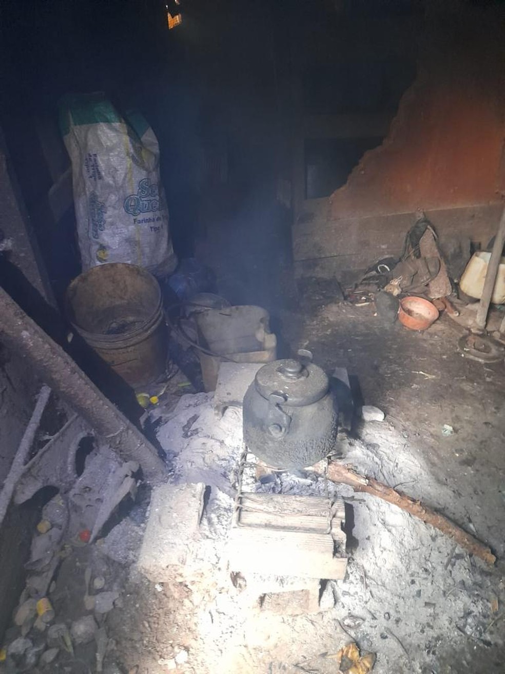 Para se proteger do frio, idoso queimava madeira dentro do barraco em São Manuel (SP) — Foto: GCM de São Manuel/Divulgação