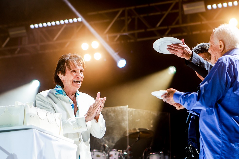 Roberto Carlos comemora 84 anos com show e bolo especial em Natal — Foto: Alexandre Lago
