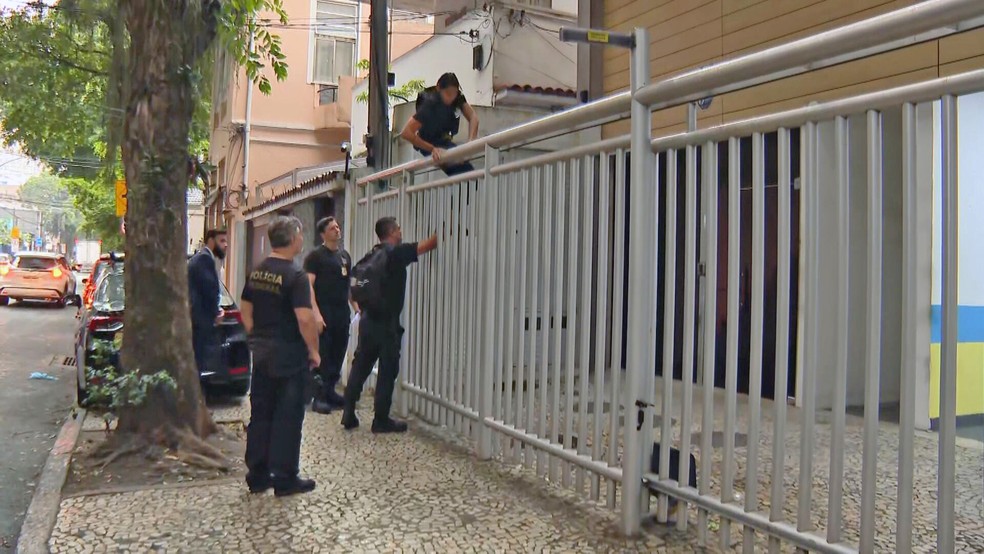 Agente da PF pula port�o de pr�dio onde mora o presidente do Rioprevid�ncia � Foto: Reprodu��o/TV Globo