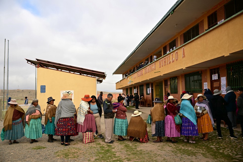 Povo aimará faz fila para votar neste domingo, 19 de outubro, durante o segundo turno da eleição presidencial na Bolívia. — Foto: MARTIN BERNETTI/ AFP