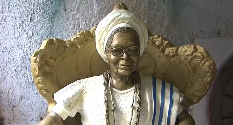 Réplica da escultura de Mãe Stella de Oxóssi, revitalizada pelos filhos de Tatti Moreno — Foto: Reprodução/TV Bahia