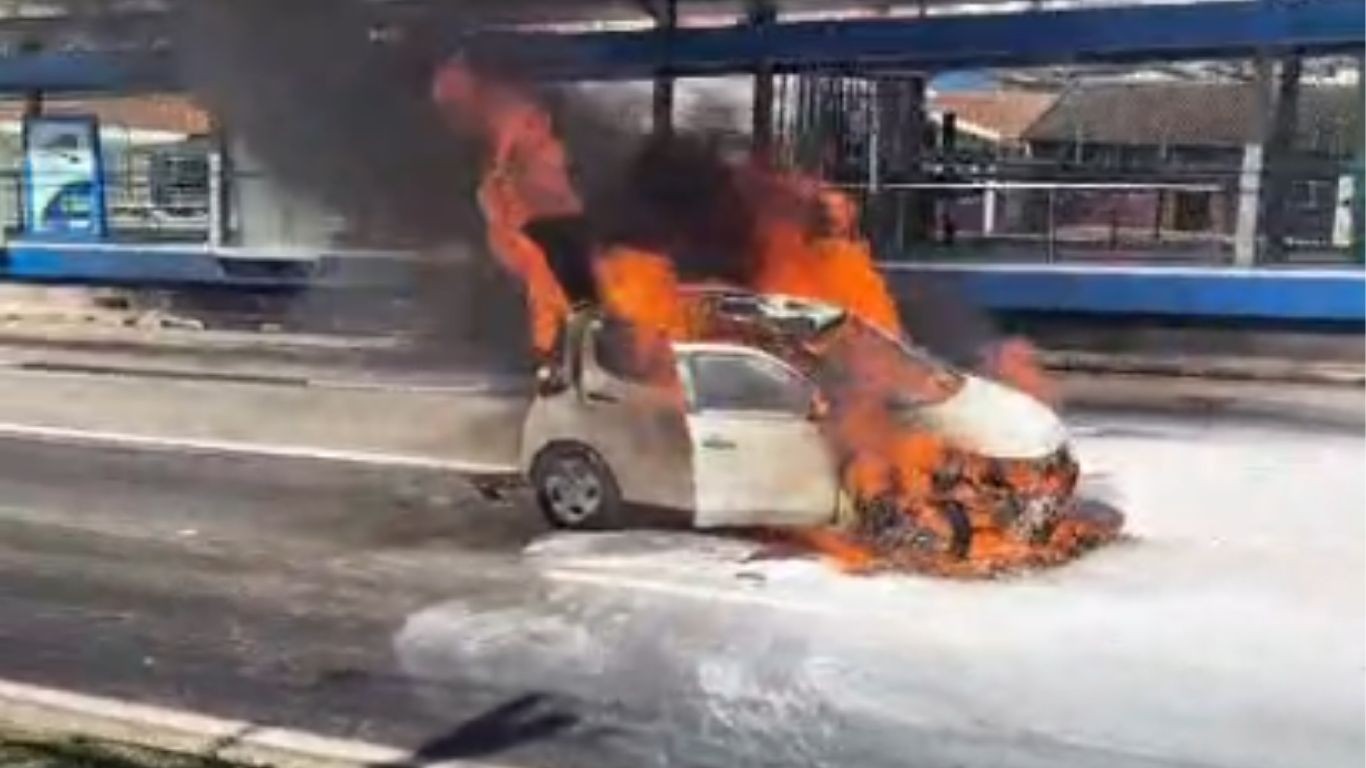 Carro pega fogo e interdita faixas da Avenida John Boyd Dunlop, em Campinas