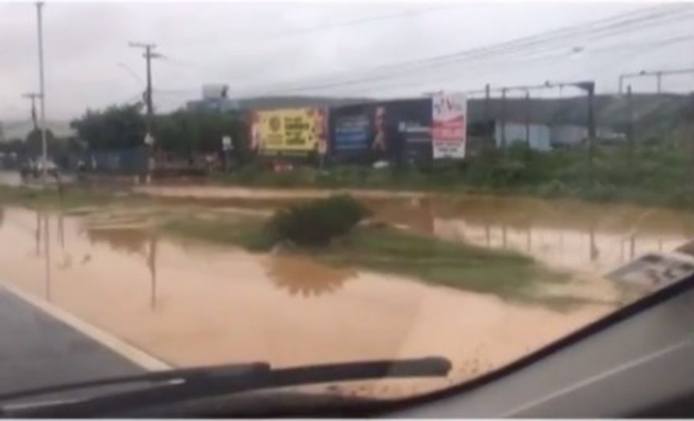 Ruas alagas dificultam vida de moradores da cidade de Barreiras, na BA — Foto: TV Bahia