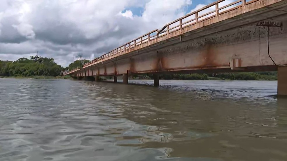 Ponte Gumercindo Penteado, sobre o Rio Grande, entre Colômbia (SP) e Planura (MG) — Foto: Reprodução/EPTV