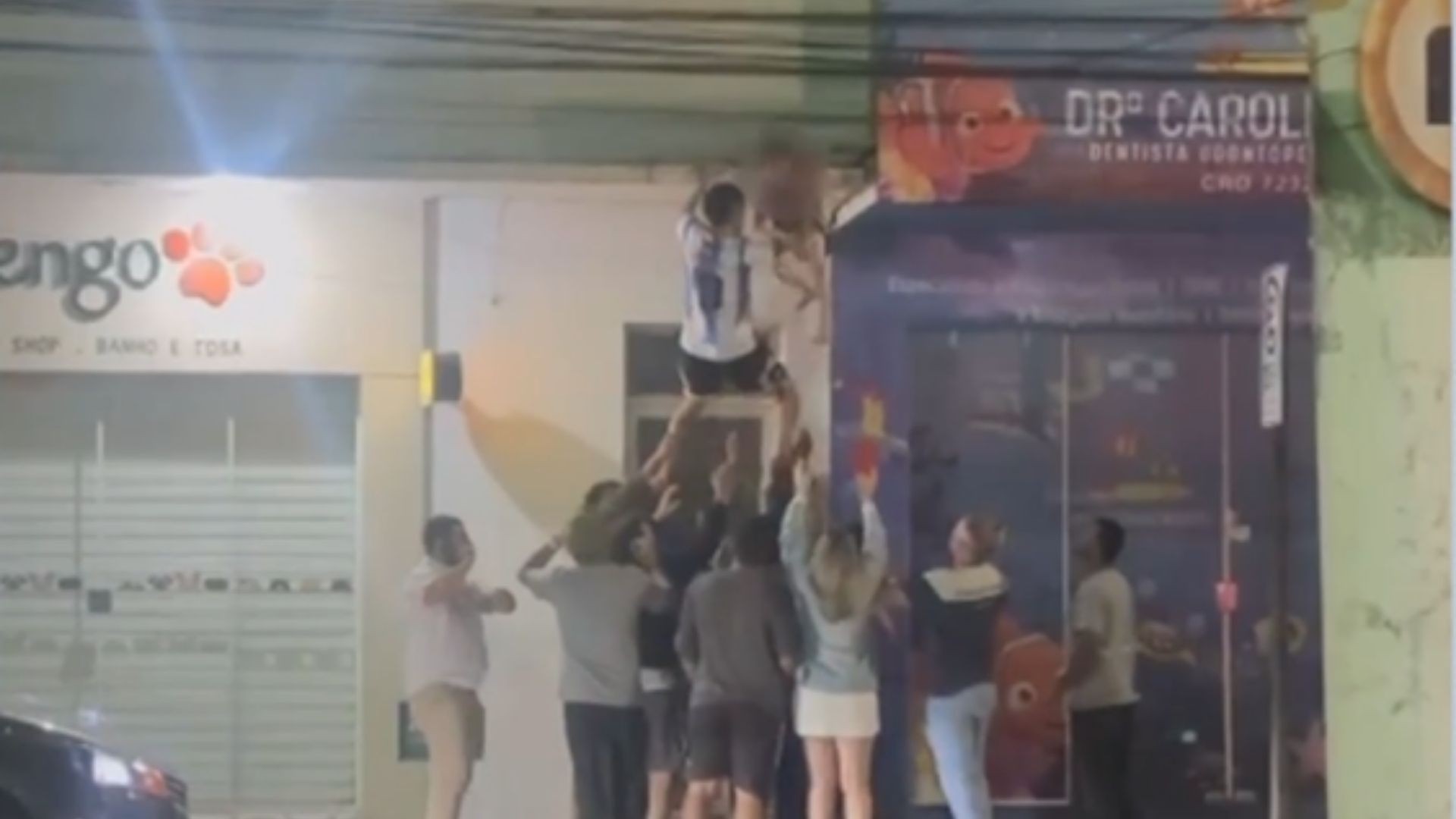 VÍDEO: criança autista de cinco anos é resgatada em marquise de prédio por vizinhos em Colatina