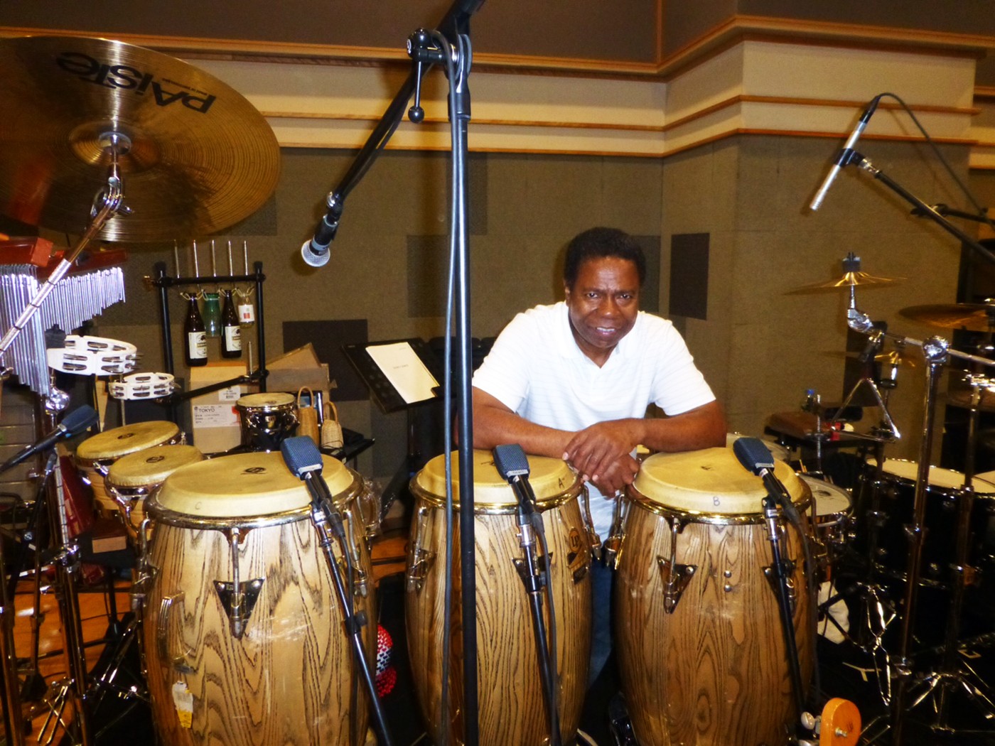 Paulinho da Costa, percussionista de  discos de Madonna e Michael Jackson, volta ao Brasil para falar da carreira