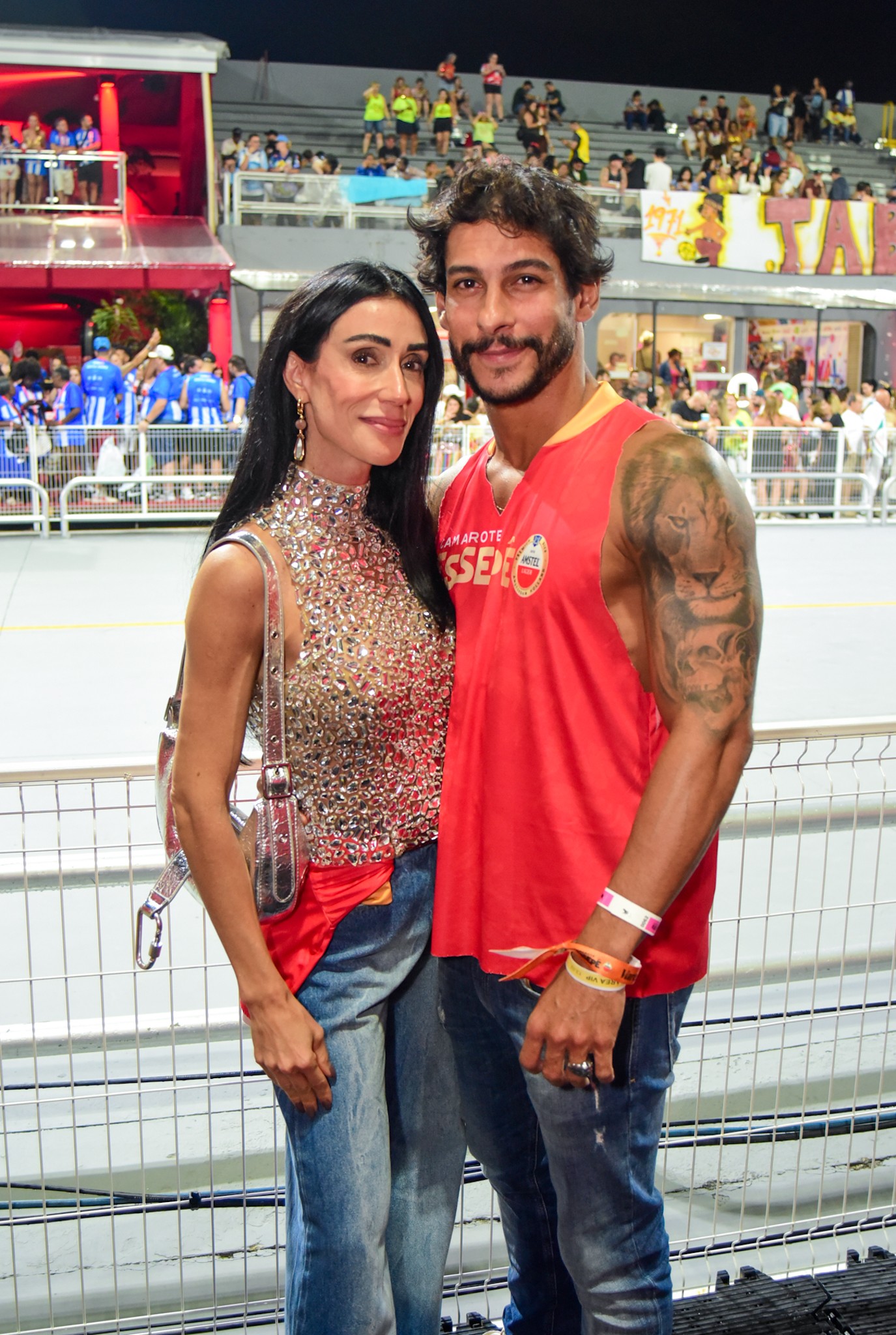 FOTOS: casais famosos prestigiam primeiro dia de desfiles das escolas de samba de SP no Anhembi