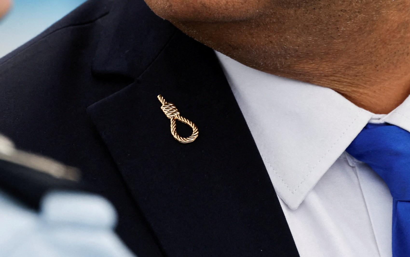 Ministro israelense usa broche de forca e estoura champanhe após aprovação de lei sobre pena de morte a palestinos