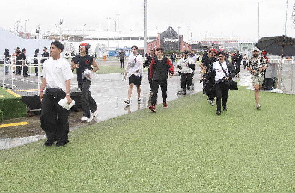 Público chega ao último dia do Rock in Rio 2026 sob chuva — Foto: Rogério Fidalgo/Agnews