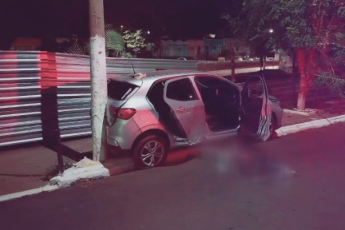 Motorista de aplicativo é amarrado em árvore durante roubo de carro e perseguição policial termina com um suspeito morto em Cuiabá