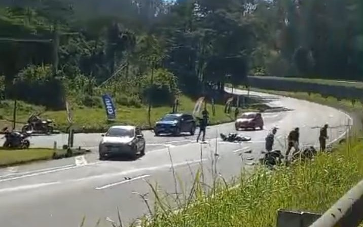 Acidente com três motos de alta performance na BR-040, em Petrópolis, deixa três feridos