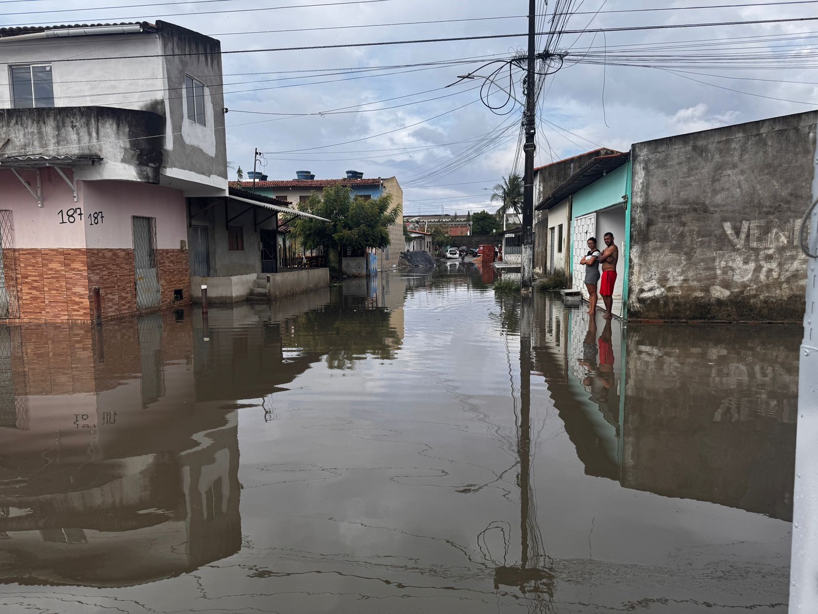 Chuva causa alagamentos e invade casas na Zona Norte de Natal