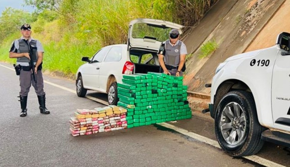 Mais de 200 tabletes de maconha estavam distribuídos por todo o carro, em Pirapozinho (SP) — Foto: Polícia Rodoviária