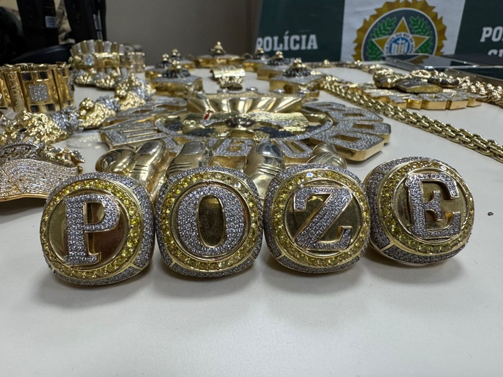 Joias apreendidas na casa de Poze do Rodo durante operação da Polícia Civil — Foto: Betinho Casas Novas / g1