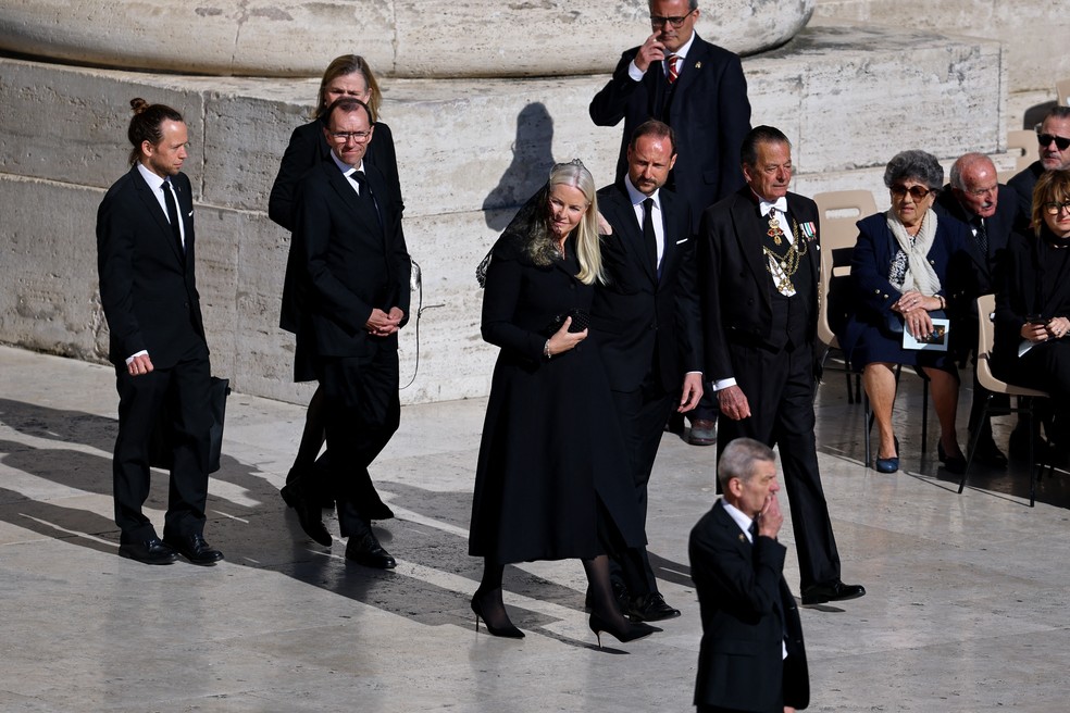 Príncipe Haakon, a princesa Mette-Marit, da Noruega, chegam à missa de funderal de papa Francisco — Foto: REUTERS/Kai Pfaffenbach
