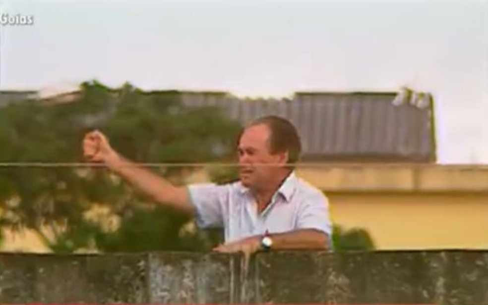 Nicola Limongi, então diretor do Cepaigo, chora durante a rebelião que marcou o sistema prisional de Goiás, em 1996 — Foto: Reprodução/TV Anhanguera