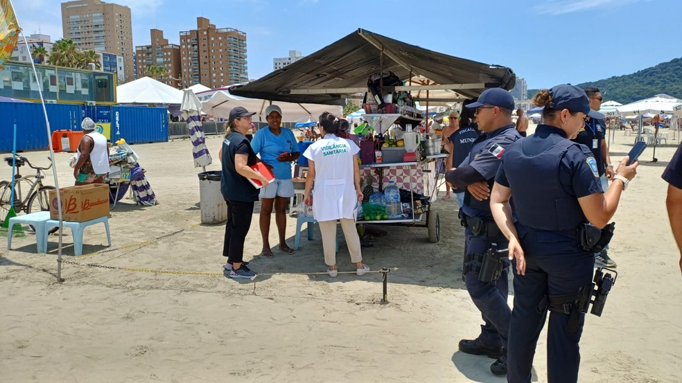 Autuação do Procon em Praia Grande por cobrança de consumação mínima para uso do espaço na praia — Foto: Divulgação