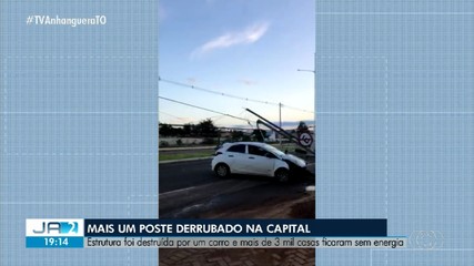 Carro bate em poste e deixa consumidores em energia em Palmas