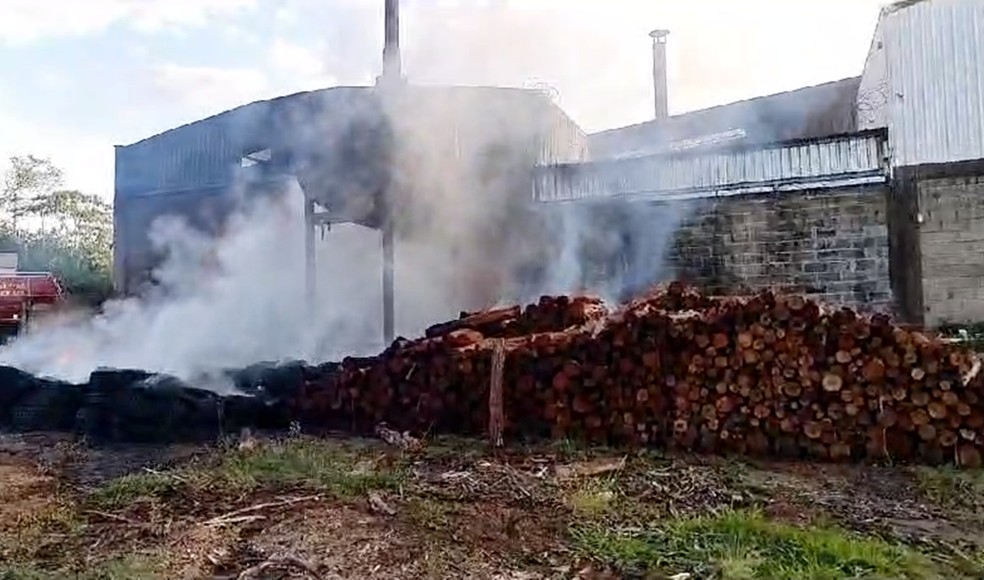 Empresa de recapagem de pneus pega fogo em Poços de Caldas; suspeita é de incêndio criminoso — Foto: Corpo de Bombeiros