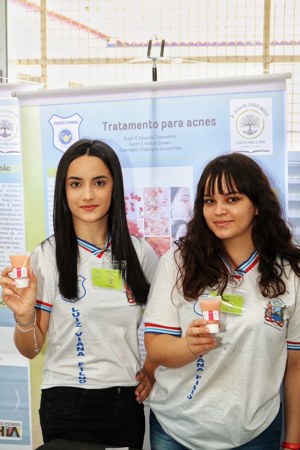 Valéria Pereira e Eduarda Diamantino apresentam projeto na feira de ciências da escola. — Foto: Arquivo pessoal