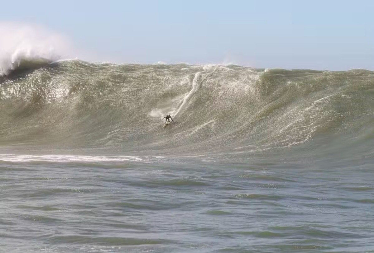 Surfistas encaram ciclone em busca de novo recorde da maior onda já surfada no Brasil 