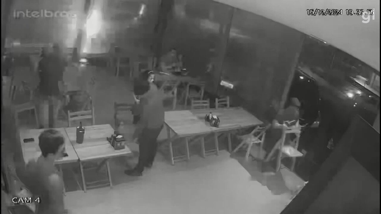 VÍDEO: homem é filmado agredindo mulher em bar por causa de cachorro