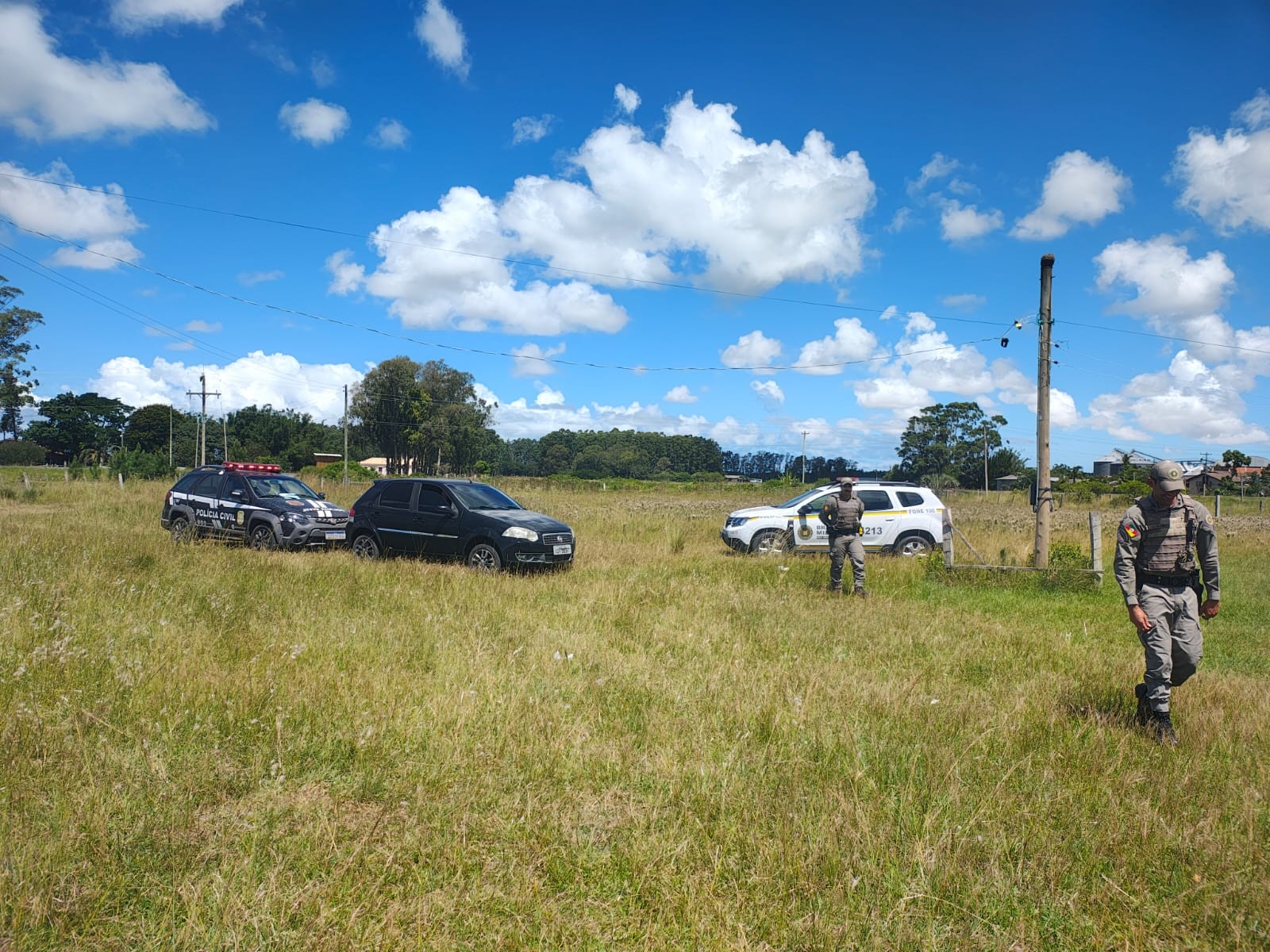 Mulher é encontrada morta em Mostardas; polícia investiga feminicídio e busca suspeito foragido