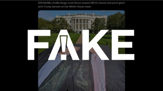 É #FAKE que bandeira gigante de Trump e Epstein foi estendida em frente à Casa Branca; cena ocorreu na Inglaterra - Post falso fez uma montagem com uma foto real registrada na Inglaterra, um dia antes da visita de Estado de Trump ao Reino Unido.