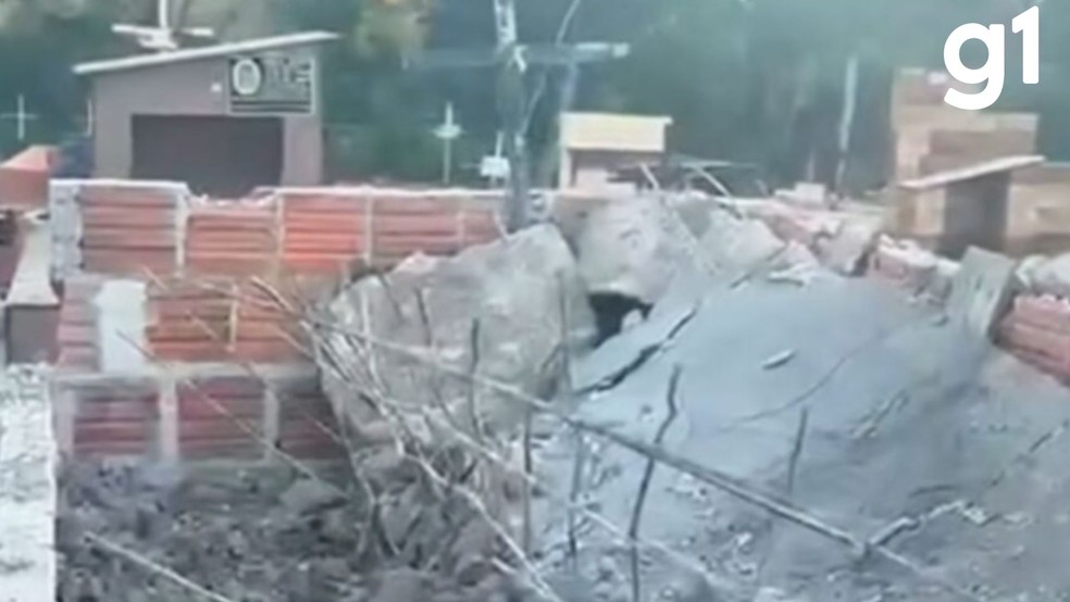 Em vídeos divulgados nas redes sociais, familiares relataram que Adilson fazia reparos no túmulo do pai quando entrou na estrutura para cortar parte do concreto com uma ferramenta elétrica. — Foto: Diamantino News- Reprodução