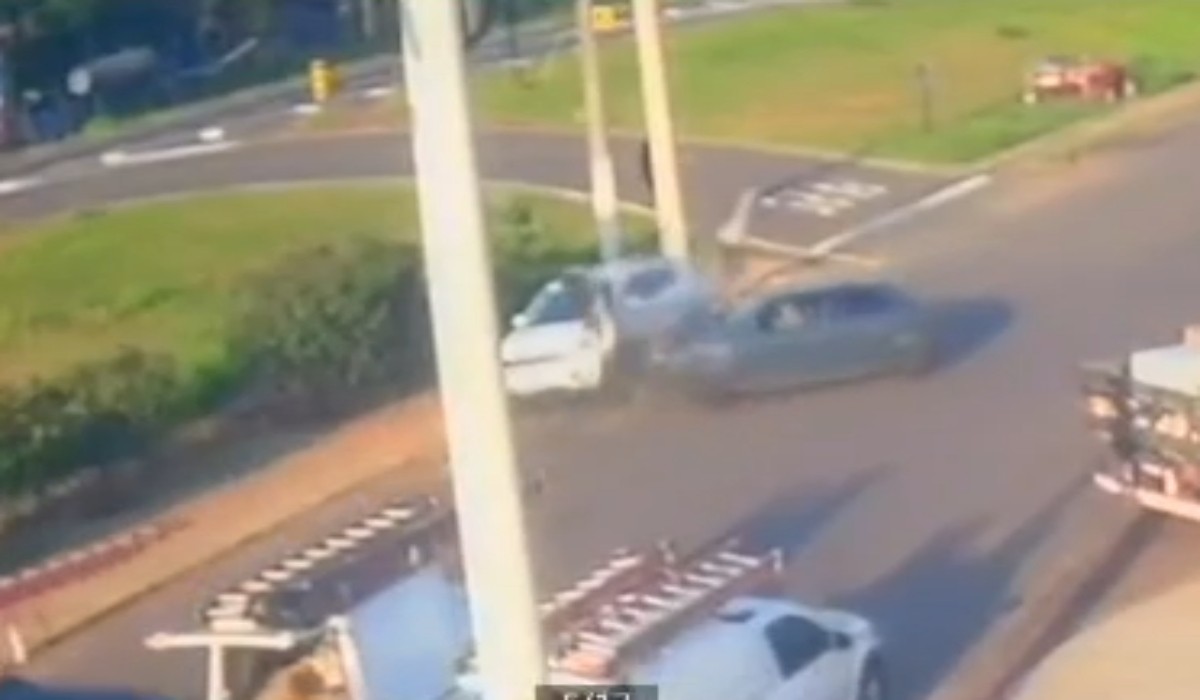 VÍDEO: motociclista 'voa' por cima de carro após acidente em Piraju